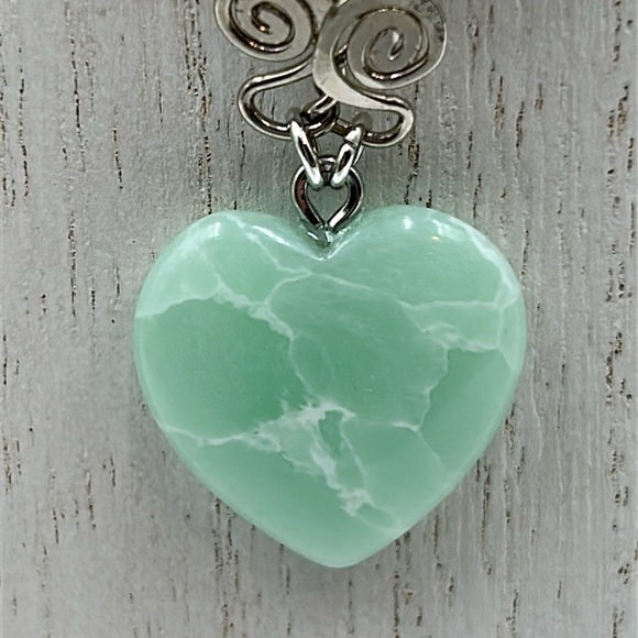2026- Bird Holding A Natural Stone Heart Handmade Necklace NWT - Picture 5 of 7